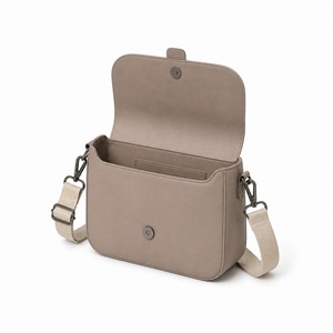 Sac bandoulière en cuir vegan, petit sac à rabat pour femme, bandoulière en sangle, logo personnalisé, cadeau - Product Image 4