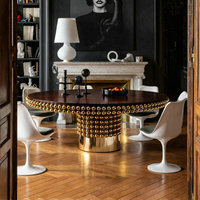 Ensemble de table à manger ronde en placage de bois de wengé de luxe sur mesure haut de gamme avec 4 chaises et base en laiton poli pour villa
