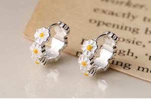 Pendientes de Margarita Chapados en Oro, Diseño Fresco y Simple en Forma de Flor, Pendientes Pequeños con Circonita - Product Image 6