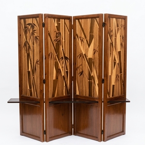 Paravent pliant artisanal en bois massif oriental à 4 panneaux avec marqueterie en bambou et étagère de présentation - Product Image 1