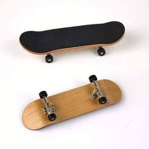 Mini Skateboard à Doigts en Bois Personnalisable avec LOGO, Roues à Roulement Professionnelles, Cadeau Interactif pour Enfants et Adultes, Motif Dessin Animé - Product Image 3
