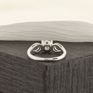 Élégante bague de fiançailles solitaire en or 14 carats à taille ronde avec diamants d'appoint et alliance croisée infinie pour femme, bijoux raffinés - Product Image 3