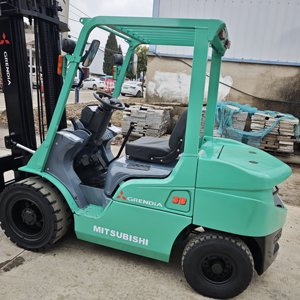 Chariot élévateur industriel Mitsubishi d'occasion, capacité 3 tonnes, moteur diesel, poids 4300 kg, 0-2000 heures de fonctionnement - Product Image 6