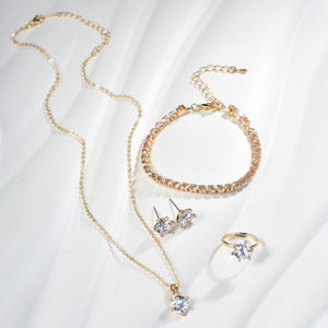 Set di Gioielli in Zirconia 2026 per Donne, 4 <span class=keywords><strong>Pezzi</strong></span> con Orecchini a Perno, Anello, Bracciale e Collana con Motivo a <span class=keywords><strong>Otto</strong></span> Cuori e Frecce - Product Image 3