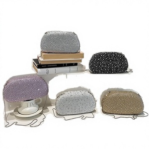 Bolso de Noche Estilo Europeo Americano de PU y Metal para Damas con Cadena Decorativa y Cierre de Bloqueo Bolso de Hombro Portátil y Resistente - Product Image 2