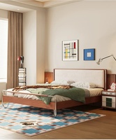 Lit double en bois massif de style Bauhaus du milieu du siècle, tête de lit capitonnée blanche, finition en bois de cerisier, cadre en métal pour chambre principale