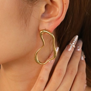 Modernos Pendientes de Aro con Textura de Cuerno de Vaca Chapados en Oro de 18K, Joyería en Espiral, Pendientes de Acero Inoxidable con Forma de Corazón Irregular Minimalista - Product Image 3