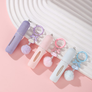 Mini botella de perfume recargable de 5ml con llavero de felpa de PU, contenedor portátil a prueba de fugas con ventana para pulverizar fragancia, ideal para bolsos de viaje y llaves. - Product Image 3