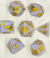 Musenluo Dnd Jeu de dés en résine polyédrique 7 pièces avec autocollant intégré et couleur/logo personnalisable pour jeux de société Bob l'éponge 14 +.