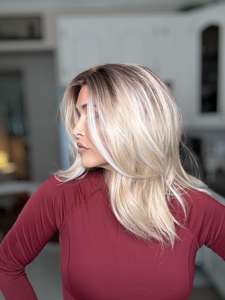 Perruque synthétique ondulée blonde ombrée avec dentelle, pré-épilée, partie libre 13x4, en fibre Futura, sans colle - Product Image 4