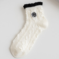 Chaussettes mi-mollet - Chaussettes à bulles brodées en noir et blanc sur le thème de l'amour pour l'automne et l'hiver