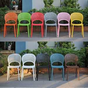 Silla de Plástico Moldeado de Diseño Moderno de Alta Gama con Respaldo Ventilado, Asiento Apilable e Impermeable para Uso en Interiores y Exteriores - Product Image 4