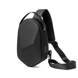 Sac à bandoulière rigide géométrique pour hommes, sac de poitrine à texture fibre de carbone avec <span class=keywords><strong>port</strong></span> de charge USB - Product Image 1