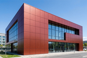 Muestra Gratuita de Panel de Nido de Abeja de Aluminio Rojo Cardinal PVDF, Revestimiento de Fachada Metálica Ligero y de Alta Resistencia para Edificios Comerciales - Product Image 2