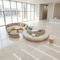 Ensemble de canapés modulaires en bois polygonal pour hall d'accueil d'hôtel et complexe hôtelier, avec tables basses