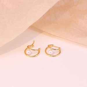Pendientes de Aro ROXI, Pendientes de Perlas Pequeñas en Capas, Pendientes Delicados - Product Image 3