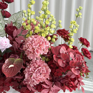 Support floral de luxe en soie pour allée de mariage, avec roses et hortensias artificiels rouge foncé et vert, pour événements de rentrée scolaire - Product Image 6