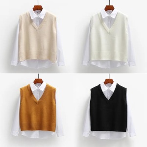 Gilet femminile senza maniche da ragazza con scollo a V in Cashmere - Product Image 3