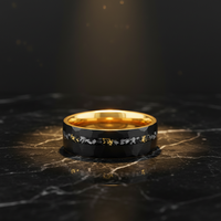 Bague en carbure de tungstène martelé et facetté Tizti pour homme, incrustation or noir et copeaux de titane, bague de fiançailles ou de promesse pour homme