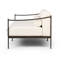Canapé d'extérieur vintage en chanvre naturel à profil bas avec cadre métallique épuré et coussins de soutien, résistant aux intempéries, style Granger Muebles De Jardin