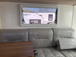 Caravane tout-terrain de luxe AL-KO AKS de 6,9 m, remorquable par SUV, en aluminium, avec suspension indépendante pour l'aventure en camping - Product Image 5