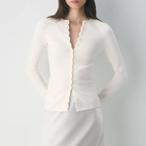 Veste en tricot blanche pour femme avec boutons décoratifs en forme de vague, fabrication sur mesure, chaude et décontractée - Product Image 1