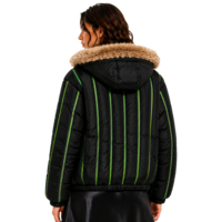 Veste matelassée à capuche pour femme avec garniture en fausse fourrure, noire avec passepoil vert fluo, manteau d'hiver rayé isolé