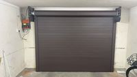 Puerta de Garaje Seccional Enrollable de Aluminio Gris Antracita RAL 7016, Aislada, con Ventanas Acrílicas Transparentes, para Villa
