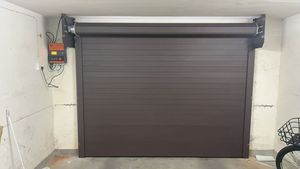 <span class=keywords><strong>Porte</strong></span> <span class=keywords><strong>de</strong></span> <span class=keywords><strong>garage</strong></span> <span class=keywords><strong>sectionnelle</strong></span> isolée en aluminium gris anthracite RAL 7016 avec fenêtres en acrylique transparentes <span class=keywords><strong>pour</strong></span> villa - Product Image 5