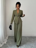 Ensemble de costume élégant pour femme, idéal pour le bureau, en tissu peigné respirant, avec blazer à col en V et manches longues boutonnées, et pantalon droit