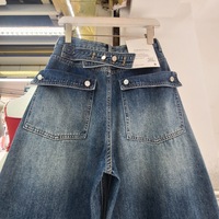 Nouvelle collection automne 2026 – Jean ample taille haute délavé bleu rétro pour femme avec poches arrière à rabat, coupe large et chic pour le quotidien