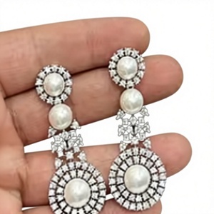 Ensemble de bijoux de créateur en diamant Collier ras du cou en perles d'émeraude avec boucles d'oreilles en perles Collier pour femmes Collier ras du cou ethnique de créateur - Product Image 2