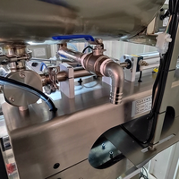Machine de remplissage entièrement automatique pour liquides (gelée, sauce, jus de fruits, ketchup, huile de cuisson), sachets Doypack, lessive, et emballages alimentaires en papier.