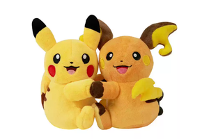 Boîte cadeau officielle sous licence Pokémon PTCG « Cheek Rub » - Ensemble de peluche et d'affichage de cartes avec personnage Pikachu - Product Image 4
