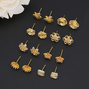 Boucles d'oreilles clous tendance JXX plaquées or 24 carats en laiton, motif fleur, pour femme, idéales pour les fêtes et comme cadeau - Product Image 1