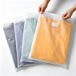 Sacs à fermeture éclair en CPE givré avec logo personnalisé, pochettes d'emballage en <span class=keywords><strong>plastique</strong></span> mat au toucher doux pour vêtements, t-shirts, sous-vêtements, maillots de bain - Product Image 1