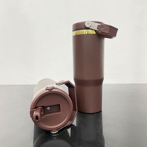 Vaso Térmico de Viaje con Popote Abatible de 30oz, Recubrimiento en Polvo Color Chocolate, con Base Dorada Espejo - Product Image 2