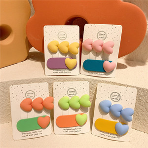 Pinzas para el cabello de estilo coreano para niñas, lindas pinzas BB con diseño de corazón de princesa en bloques de color, pinzas para el cabello de bebé, pinzas para el cabello populares en línea. - Product Image 1