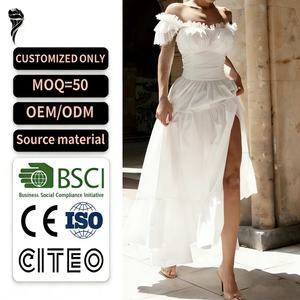 Robe longue sirène plissée blanche en dentelle à épaules dénudées avec col à volants et fente haute, personnalisée OEM pour femme, idéale pour invitée de mariage - Product Image 1