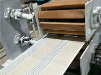 Ligne de production automatique de panneaux et de profilés de plafond en PVC à double vis avec moteur et boîte de vitesses certifiée CE