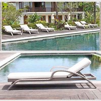 Chaises longues d'extérieur modernes et luxueuses en alliage d'aluminium durable avec coussins pour hôtels, villas, piscines, cours de loisirs et sources chaudes
