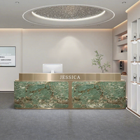 Bureau d'accueil en bois à texture marbre de luxe pour bureau moderne, idéal comme comptoir de caisse dans les hôtels, les gymnases, les hôpitaux et les centres commerciaux