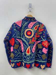 เสื้อแจ็คเก็ตผ้ากำมะหยี่สีน้ำเงินปักลายซูซานีสำหรับผู้หญิง ระบายอากาศได้ดี เหมาะสำหรับฤดูหนาว ติดกระดุม งานแฮนด์เมดลายดอกไม้สไตล์โบโฮ เสื้อคลุมหรูหราสำหรับเป็นของขวัญ - Product Image 6