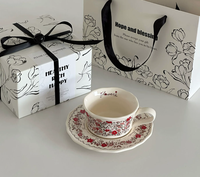 Tasse à café et soucoupe en céramique à motif floral esthétique, style rétro, fleurs rouges, vaisselle pour le thé de l'après-midi
