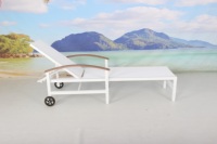 Lit de soleil extérieur en tissu maillé en aluminium Chaise longue blanche avec filet pour bras Chaise longue en tissu Chaise de plage avec grande roue