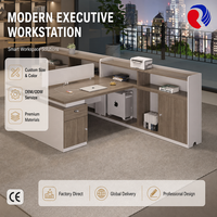 Bureau d'angle compact avec panneau de confidentialité surélevé et organisation pratique pour le bureau