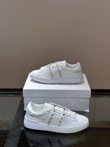 Zapatos deportivos de lujo para hombre de estilo clásico, con remaches y zapatillas blancas, zapatos cómodos y antideslizantes - Product Image 2