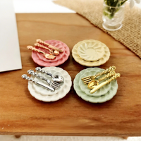 Miniature de maison de poupée DIY : Accessoire de photographie de scène, mini assiette à gâteau en métal avec couteau, fourchette et cuillère