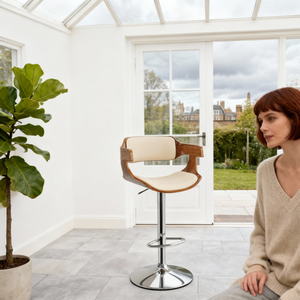 เก้าอี้บาร์ทรงโมเดิร์น โครงไม้ ฐานโครเมียม พร้อมเบาะรองนั่งปรับระดับความสูงได้ ที่วางแขนบุนุ่ม เหมาะสำหรับพื้นที่บาร์สไตล์ยุโรปและอเมริกา - Product Image 1