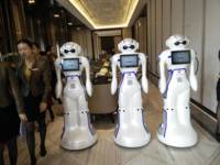 Ofrece una variedad de configuraciones de robots de servicio de felicitación inteligente humanoide